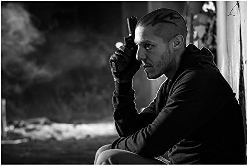 Sinovi anarhije Theo Rossi kao Juan Carlos 'Juice' Ortiz drži oružje 8 x 10 fotografija