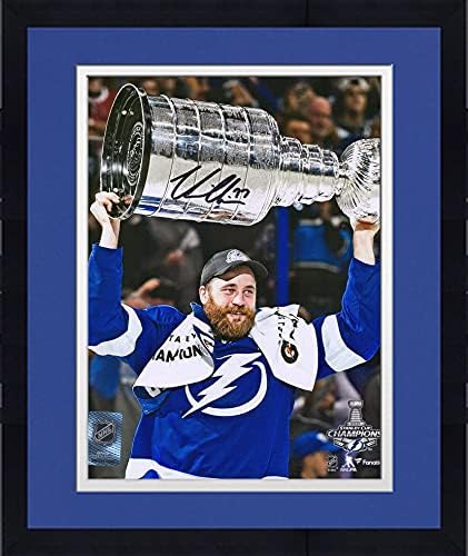 Uokvireni Victor Hedman Tampa Bay Lightning 2021 Stanley Cup Champions Autografirani 8 x 10 fotografija za podizanje kupa - Autografirane
